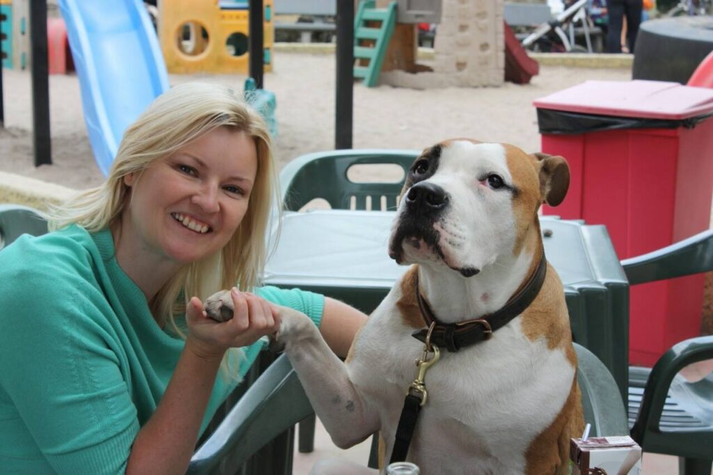 Inge en Beijo samen: een vertrouwd moment tussen mens en hond